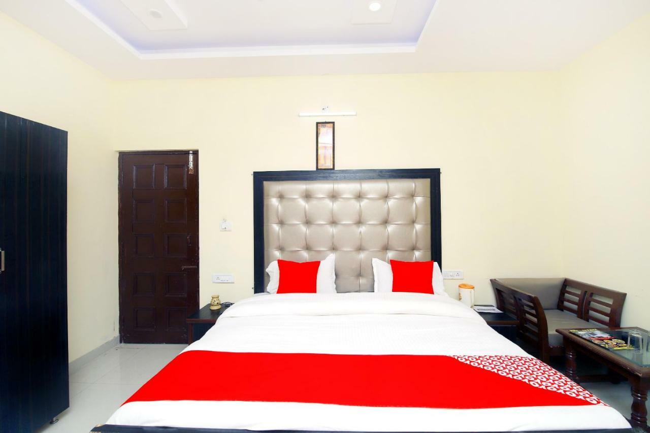 מוסורי Oyo 8670 Hotel Usha Palace מראה חיצוני תמונה