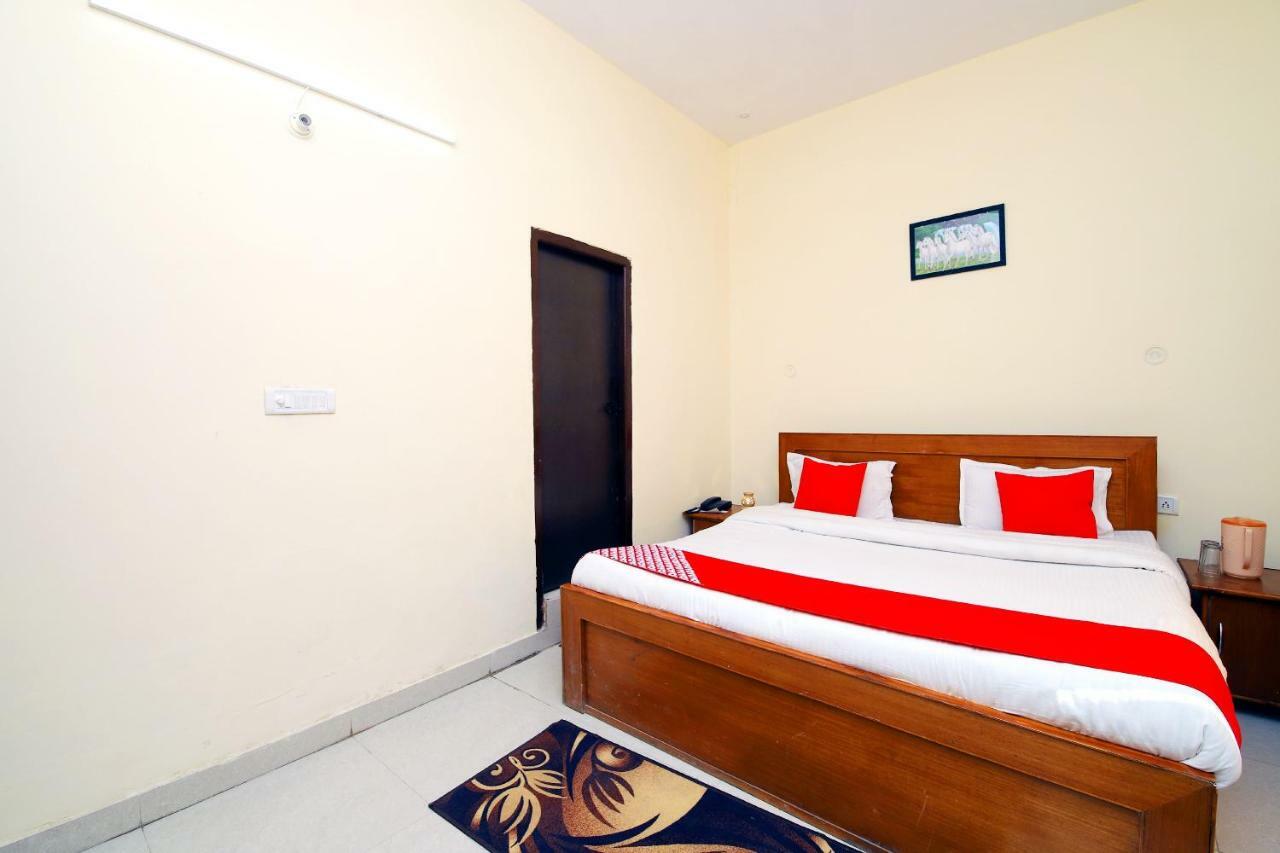 מוסורי Oyo 8670 Hotel Usha Palace מראה חיצוני תמונה
