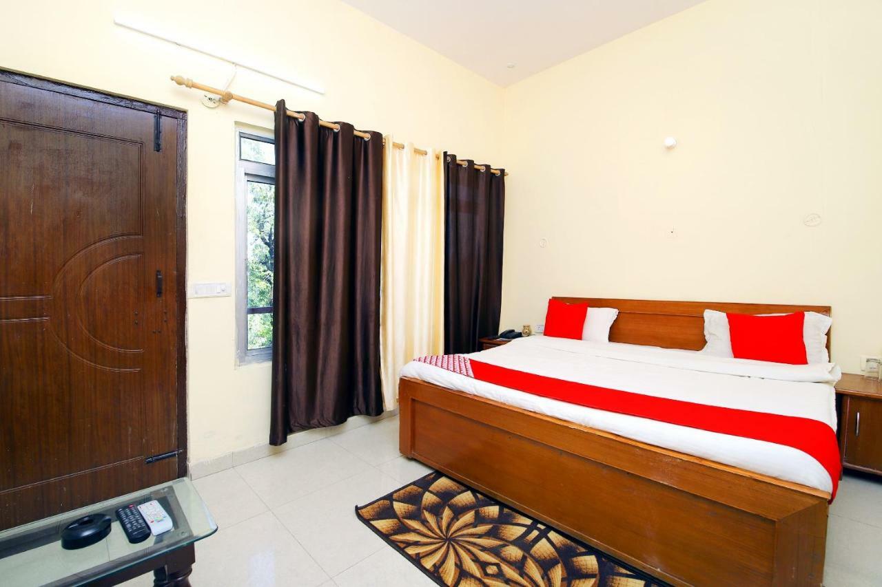 מוסורי Oyo 8670 Hotel Usha Palace מראה חיצוני תמונה