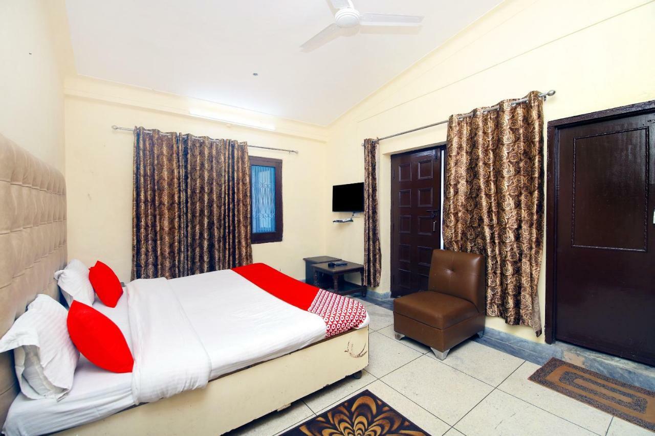 מוסורי Oyo 8670 Hotel Usha Palace מראה חיצוני תמונה