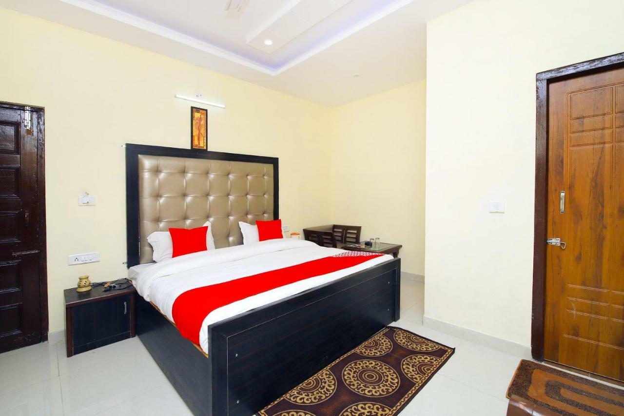 מוסורי Oyo 8670 Hotel Usha Palace מראה חיצוני תמונה