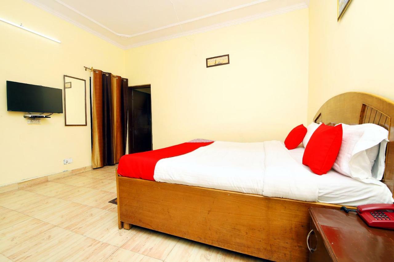 מוסורי Oyo 8670 Hotel Usha Palace מראה חיצוני תמונה